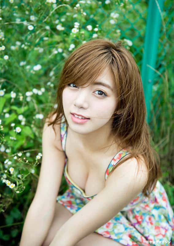 女優でモデル「池田エライザ」ちゃんのおっぱいベロチュー動画あり！