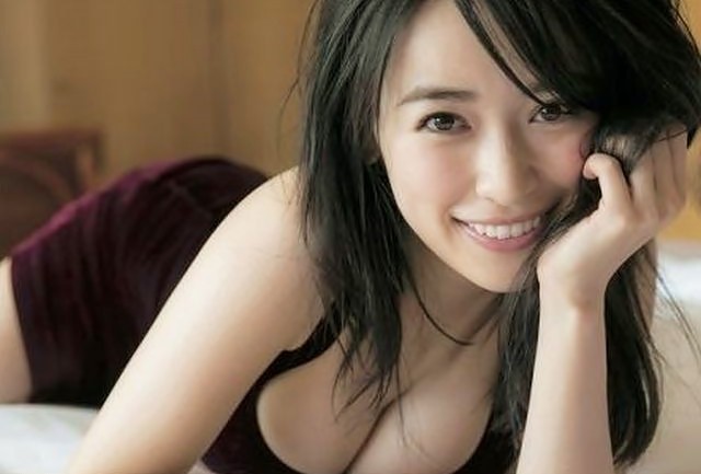 モグラ「泉里香」の巨乳スレンダーどスケベボディ！
