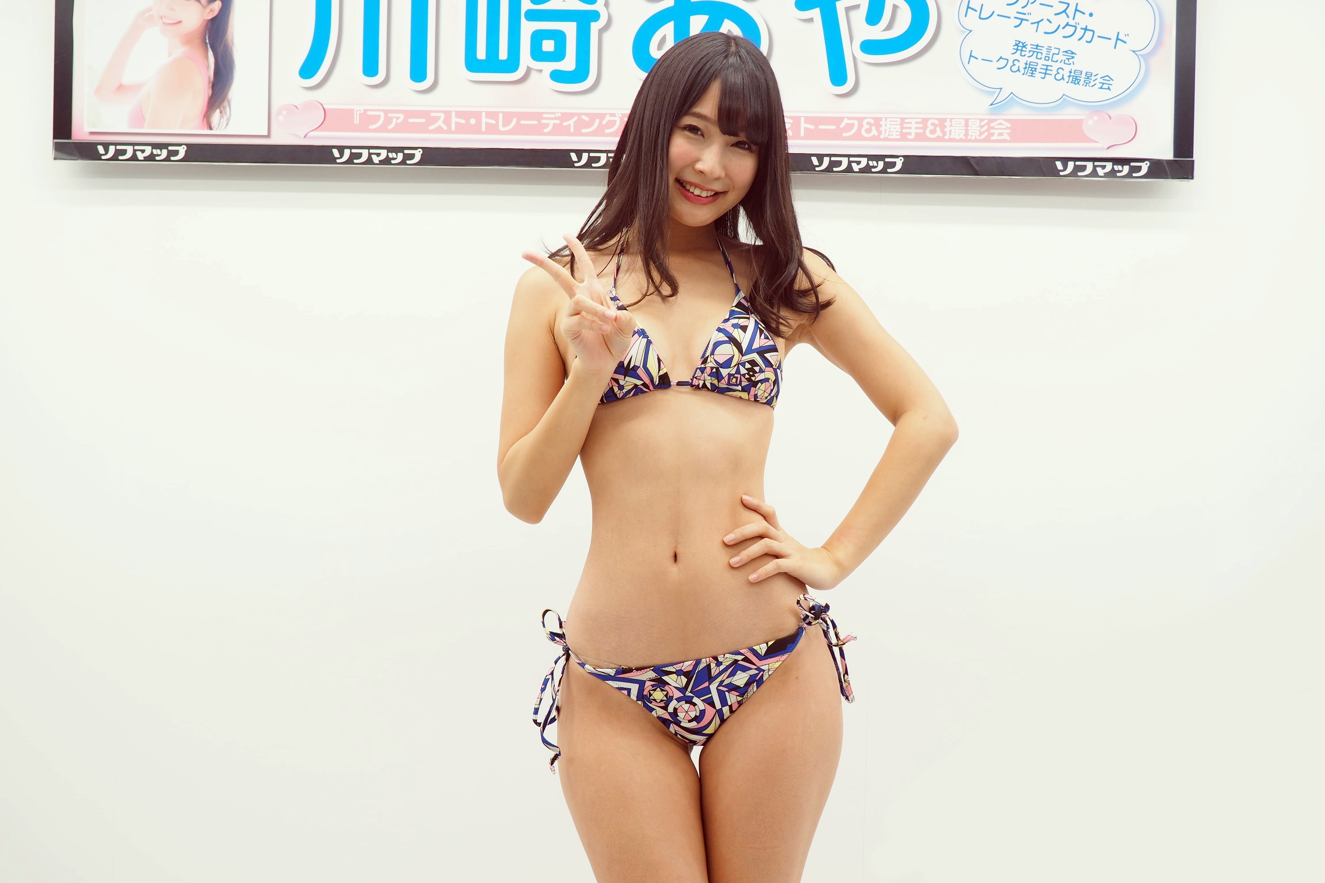 グラドル「川崎あや」激シコなくびれボディをソフマップで披露！！