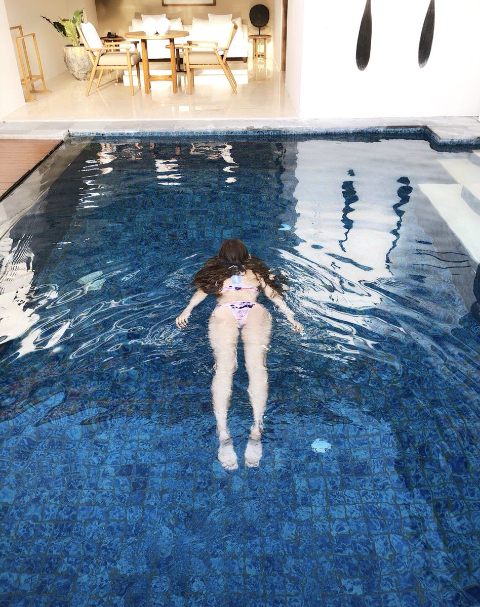 華原朋美(43)、水着姿で水面からケツを突き出した写真を公開！