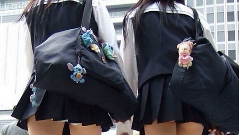 制服JK、ミニスカを抑えパンチラ防止する姿がぐうシコな件！