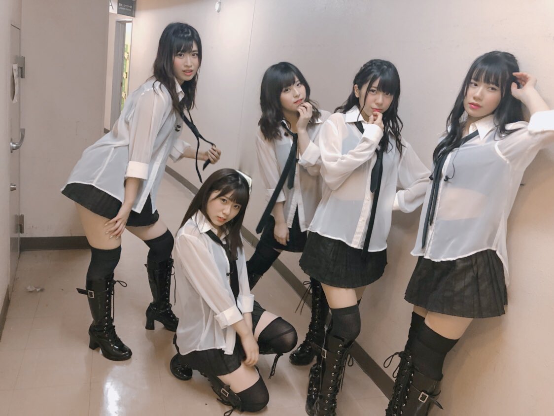 AKB48・現役女子高生にとんでもなくエ口い格好をさせる