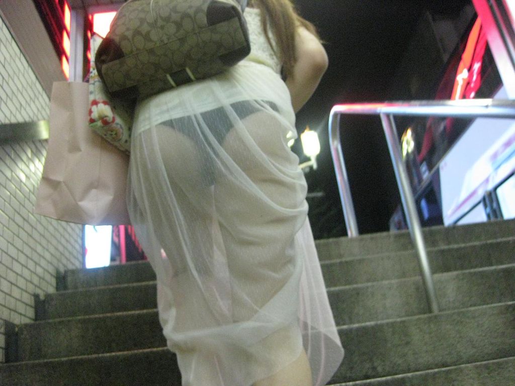 この服が透けてパンツ丸見えの女がエ口すぎると話題に